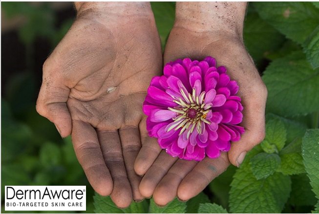 DermAware's tweet image. @DermAware We are thinking of you! 

Sending our Friends in the Carolina&apos;s and those who may be affected by Hurricane Florence our Prayers &amp;amp; our best wishes to Stay safe and Out of harms way!! #HurricaneFlorence2018  #prayersfornc #dermaware #StaySafe