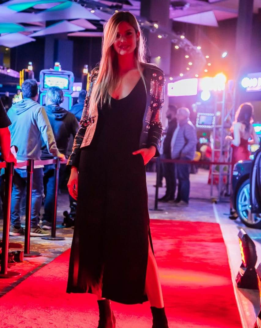 Un espectacular evento con alfombra roja recibió en Enjoy Santiago a los más de 300 invitados que asistieron a la Avant Premiere de la película chilena "American Huaso" ¡Estuvo Increíble!