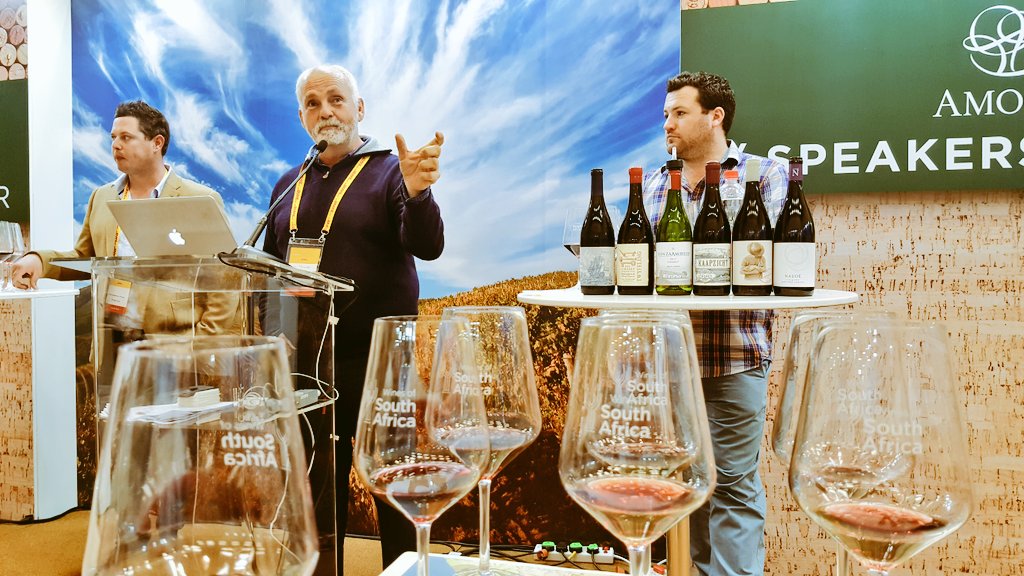 Talking #cinsault with @IanNaude @CapeWine2018 - learning more and more about this interesting cultivar 🍷 @avril_malan