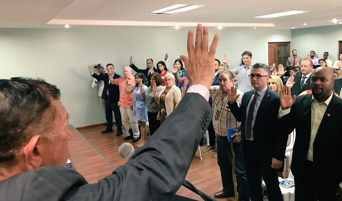 MinInteriorRD's tweet photo. El momento más solemne de nuestra #JuramentacióndeExtranjeros es cuando se jura ante Dios y nuestros símbolos patrios. #InterioryPolicíaRD https://t.co/w23OqoNfrC