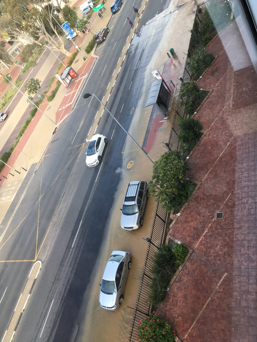 RECON_Wellness's tweet photo. @CityofCT big leak at Son Vida block on Somerset Rd. Burst pipe under the road https://t.co/EyhNtjwYNM