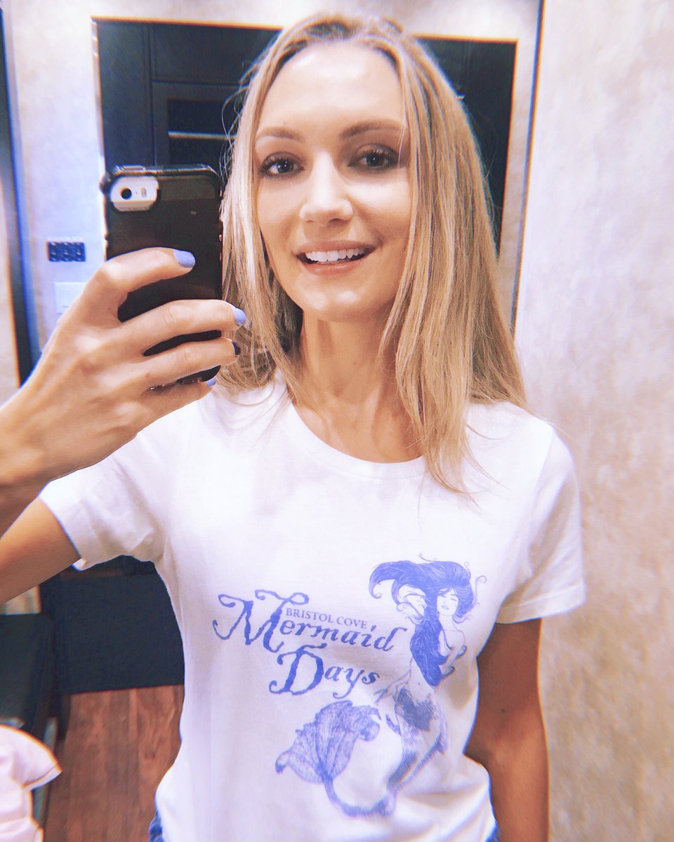 HannahLevien's tweet photo. Erryday is Mermaid Day in Bristol Cove 🧜‍♀️ Thanks for the mermaid tee &amp; the mermaid nails @SirenTV 💅💕@FreeformTV #siren #season2 https://t.co/BvZlHoCUeh