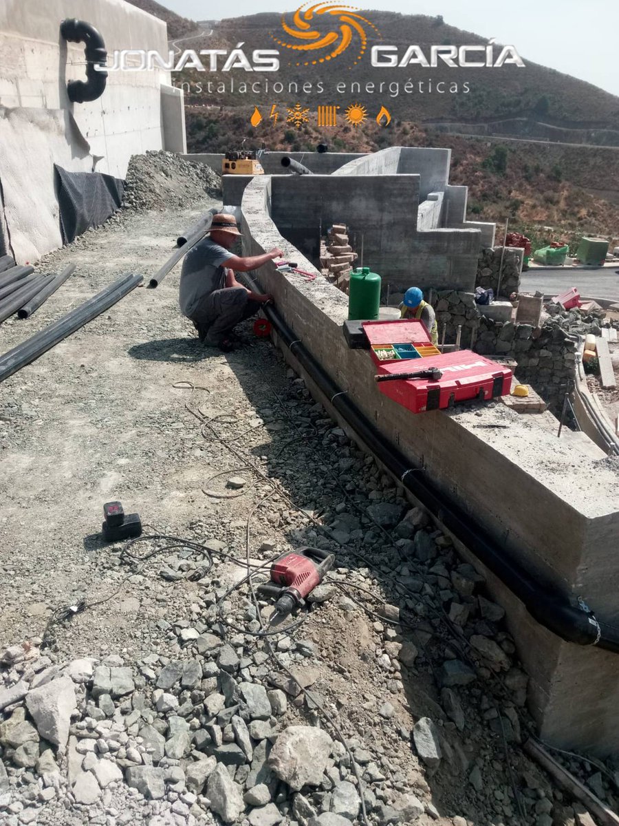 jonatasing's tweet image. Así se encuentran las fuentes y cascadas del complejo residencial Real de la Quinta (#Marbella). Estamos realizando tareas de #fontanería, #electricidad e #iluminación. Cuente con nosotros para trabajos de #climatización, #calefacción, #gas, #gasoil, #gasoleo, ... 654068159