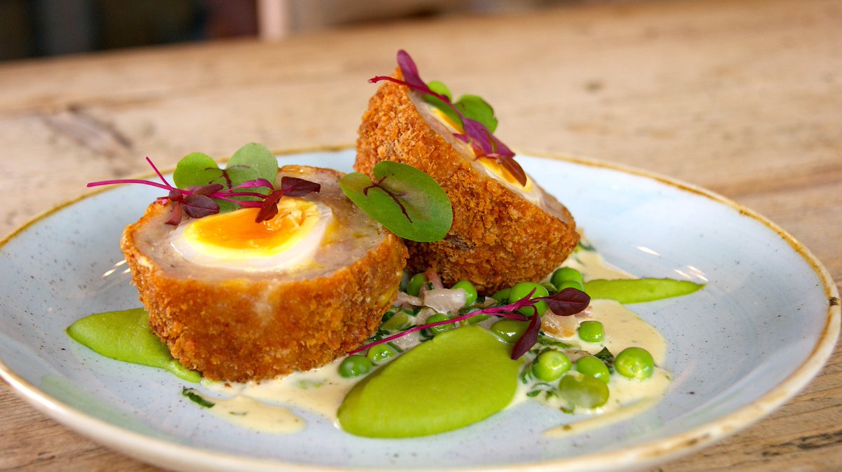 The famous mouthwatering Scotched Duck Egg served with creamed peas, lettuce, smoked bacon &amp; parsley 🦆🤩
📍 Ilmington Rd, Armscote, CV37 8DD
🖥 fuzzyduckarmscote.com
☎️ 01608 682 635