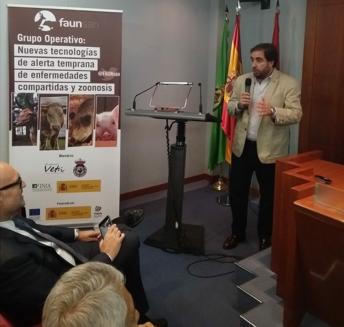 FAUNsan's tweet photo. Juan Pascual Herrera de @RFECaza comparte la visión y perspectiva de futuro en el control de las enfermedades compartidas y zoonosis para los #animalessilvestres #10AÑOSVetmasi #sanidadanimal #animalhealth #medicamentos #veterinaria #wildanimals https://t.co/48bNfXnEHP