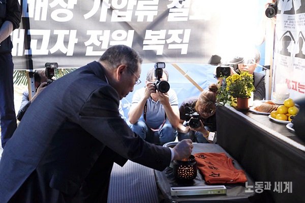 쌍용차 최종식 사장, 대한문 분향소 조문...해고자 복직 교섭 재개 dlvr.it/Qk3Mj4