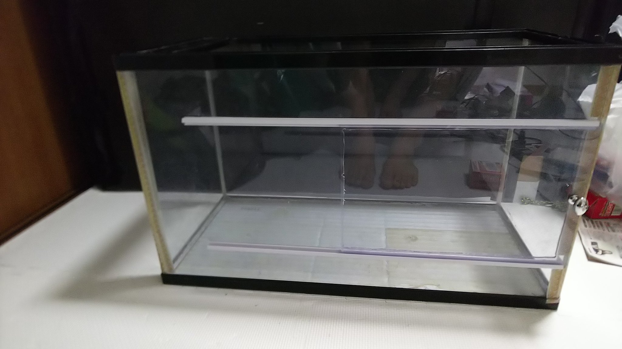 ツカモトタクミ トカゲ用にガラス水槽を改造しました 見た目は不恰好だけど かなり機能性がアップ フトアゴヒゲトカゲ 水槽改造 Diy 爬虫類用水槽 T Co Xy99agsem2 Twitter