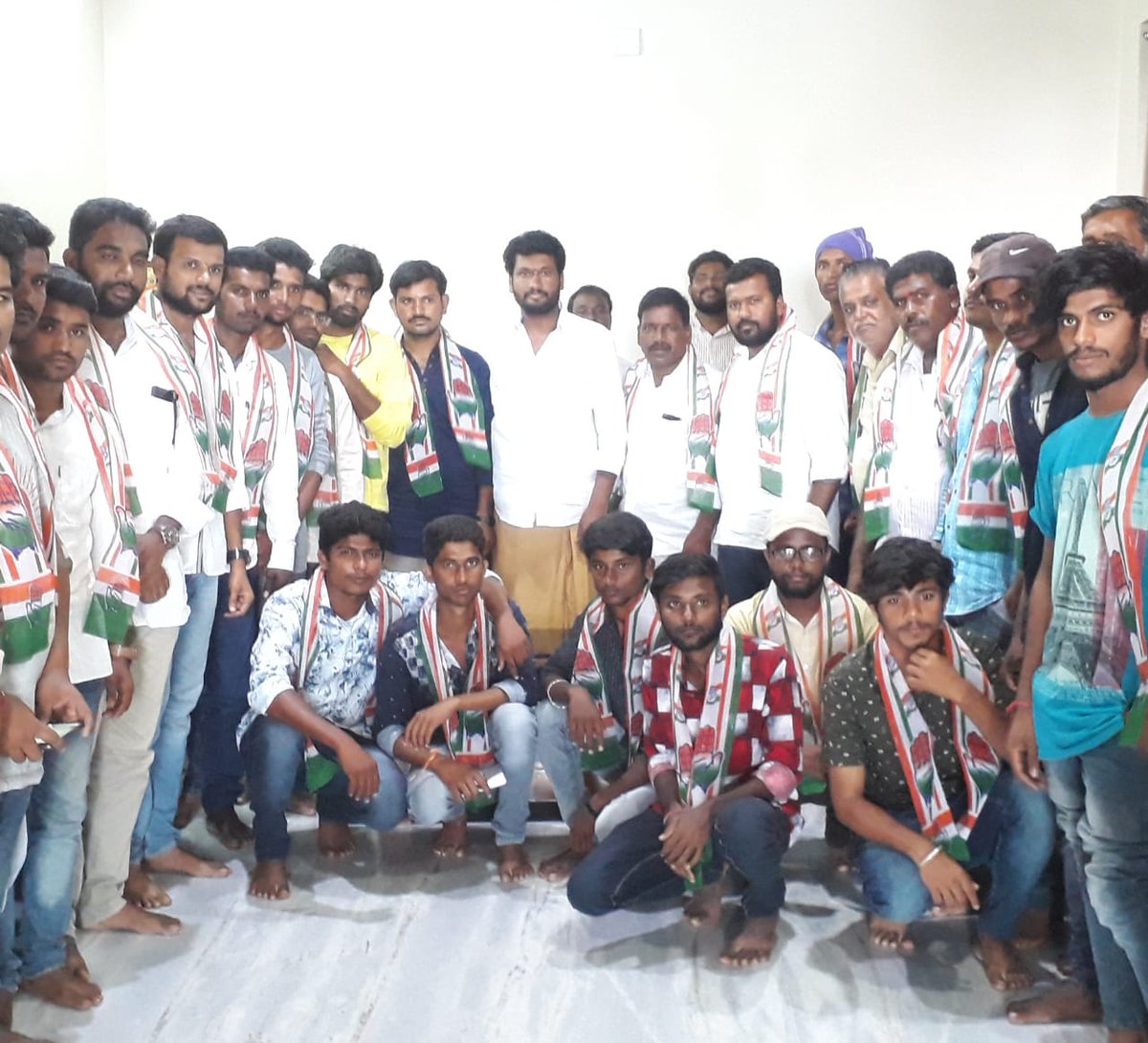 MdSaddamINC's tweet photo. #BoathConstituency
#Boath_యువతచూపు
#ANILANNA_వైపు
నేడు బోథ్ నియోజకవర్గంలో అనిల్ అన్నా సమక్షంలో కాంగ్రెస్ పార్టీ లో చేరిన ఇచ్చోడ పట్టణ యువకులు
#HearltyWelcometoCongressFamily @BellaiahN @UttamTPCC @MaheshreddyDCC @GonguRaj https://t.co/PMX5oPfgpz