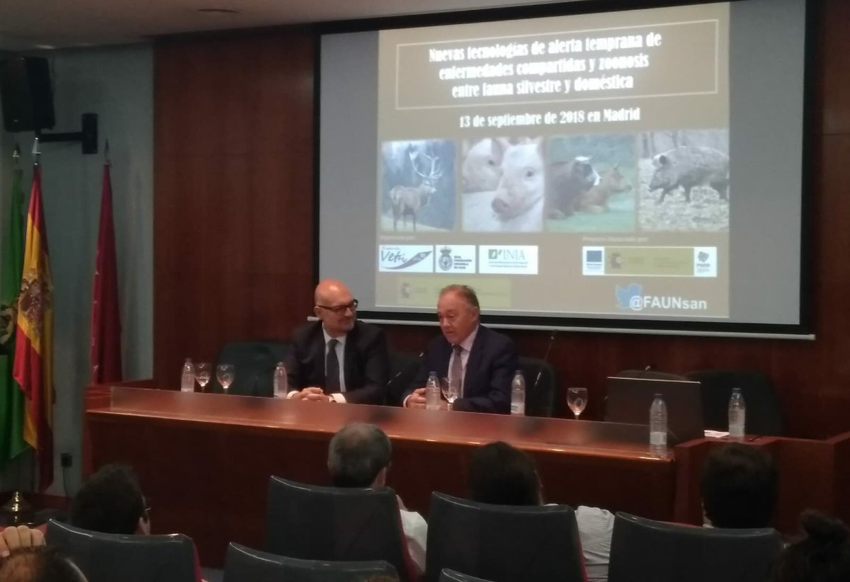FAUNsan's tweet photo. Felipe Vilas, Presidente del @COLVEMA, cierra la Jornada sobre "Nuevas tecnologías de alerta temprana de enfermedades compartidas y zoonosis entre fauna silvestre y doméstica" #10AÑOSVetmasi #sanidadanimal #animalhealth #medicamentos #enfermedad #veterinaria https://t.co/VeJ3BEdceG