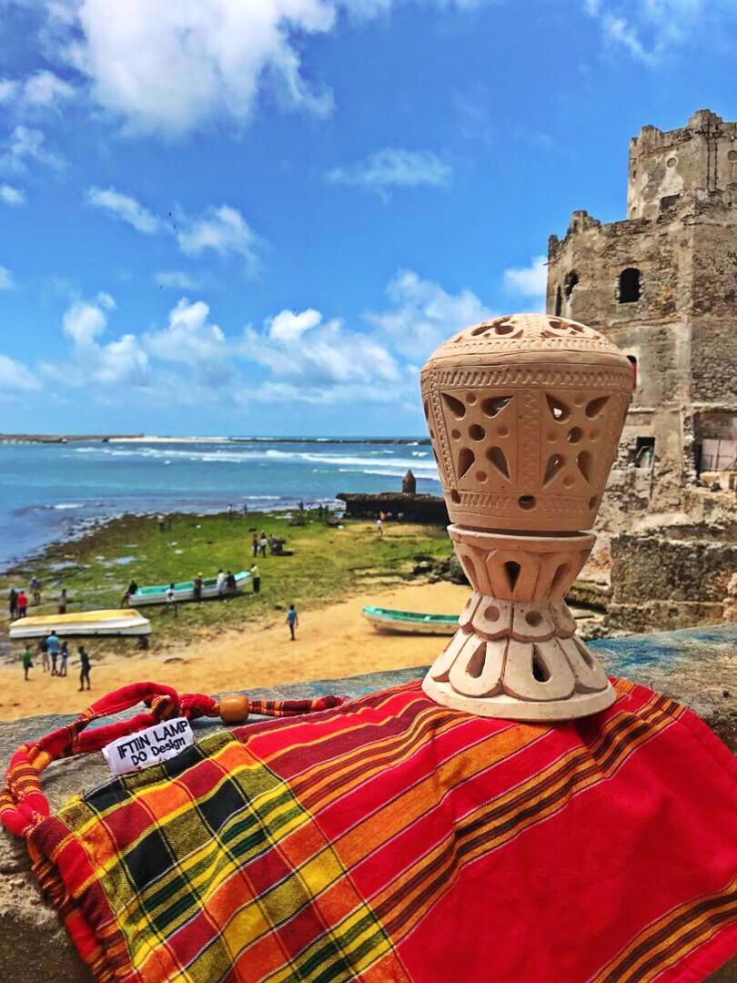 omar_degan's tweet image. I&apos;m delighted to share our first piece of #design... &quot;IFTIIN LAMP&quot; 100% made in #Somalia , you can pre-order it at info@degan-omar.com (shipping only in Somalia atm).
The lamp and the bag are both handmade in #Mogadishu. Soon we will launch the full line.