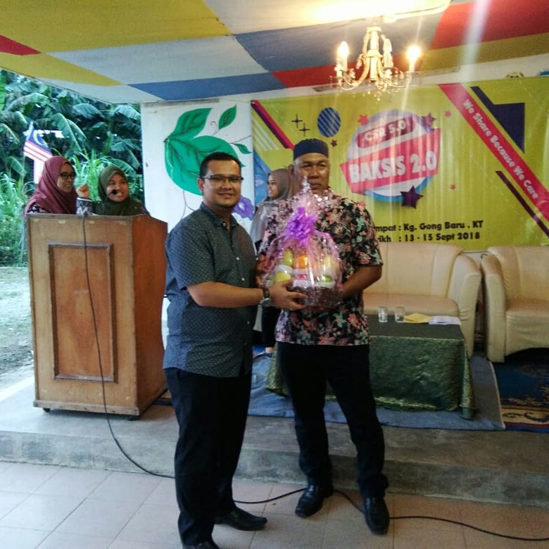 AzwanEl's tweet image. Petang ni sy merasmikan Majlis Penyerahan Anak Angkat Community Social Responsibilty 5.0 Mahasiswa Perubatan Unisza anjuran Medical student Association of Universiti Sultan Zainal Abidin (Medisza) kerjasama KRT Kg. Gong Baru bertempat di Teratap Desa Kg Gong Baru