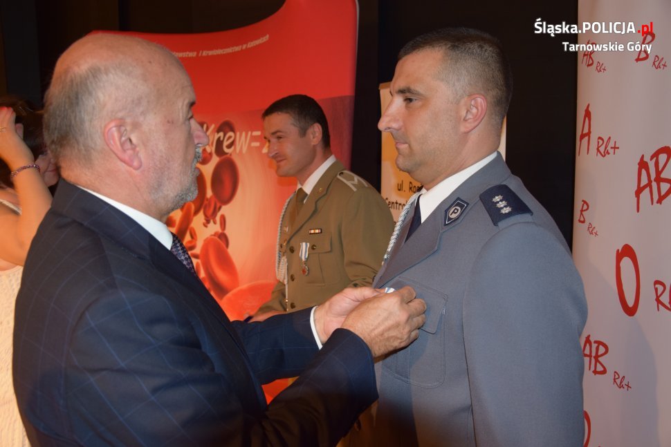 PolicjaSlaska's tweet photo. Blisko 60 litrów krwi oddali kom. Marcin Kozieł i asp. sztab. Zbisław Pawłowski otrzymując #odznaki honorowych dawców krwi – "Zasłużony dla Zdrowia Narodu”. Weź z nich przykład i #oddaj #krew już jutro przed budynkiem KWP w Katowicach! Polska Policja▶️ https://t.co/fxE7r4klfx https://t.co/d7Ev9gavN6