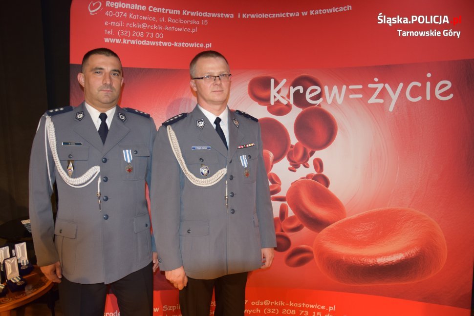 PolicjaSlaska's tweet photo. Blisko 60 litrów krwi oddali kom. Marcin Kozieł i asp. sztab. Zbisław Pawłowski otrzymując #odznaki honorowych dawców krwi – "Zasłużony dla Zdrowia Narodu”. Weź z nich przykład i #oddaj #krew już jutro przed budynkiem KWP w Katowicach! Polska Policja▶️ https://t.co/fxE7r4klfx https://t.co/d7Ev9gavN6