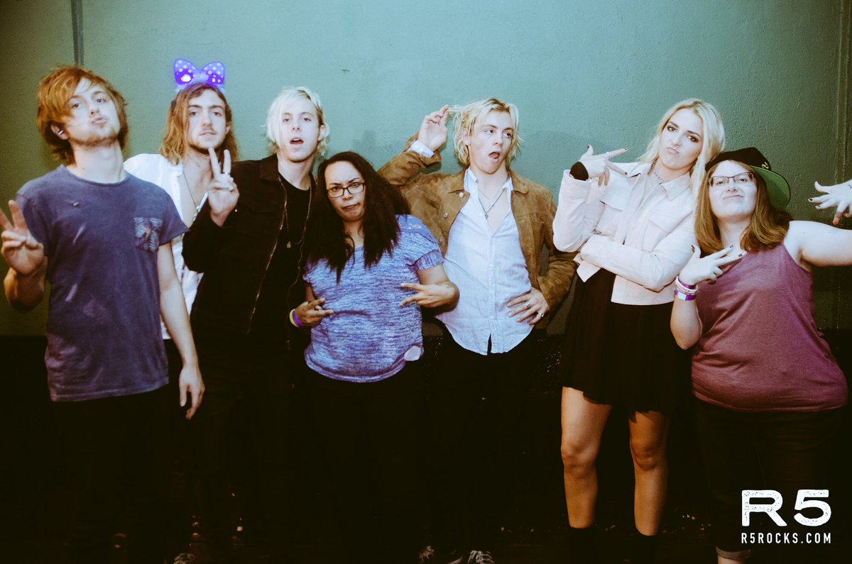 missblairotte's tweet photo. This day was already a great day 3 years ago 😍 Just bring me back to the #SometimeLastNightTour please! https://t.co/XHtqjwgTK4