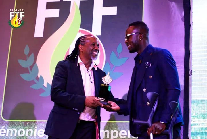 eellihat's tweet photo. @jimmyadjovi remettant le prix du jury pour la bravoure et courage à Kodjovi Obilale. @TropheesFTF @kmnatchaba @doucetphilippe2 https://t.co/VYY6giJIt4