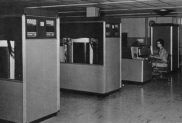 ElmerPalaceSE25's tweet photo. On This Day In 1956 IBM introduces the RAMAC 305, first computer with a hard drive that uses magnetic disk storage. It weighs over a ton. #OnThisDay #Computers #IBM #RAMAC305 https://t.co/wRL9gBaCT7