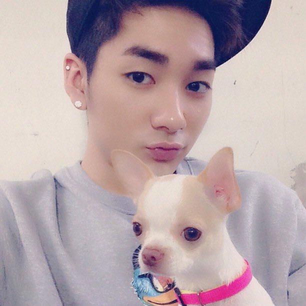 timetoaron's tweet photo. 140913 아론 IG
my new friend mango ㅎㅎㅎ #nuest #aron #mango #sorrymel
#아론 #ARON https://t.co/o2mLEFRMnr