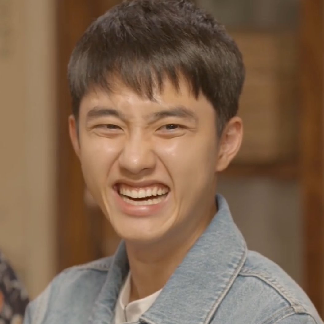 prettyexact's tweet photo. i live to see kyungsoo smile this big that his mouth turns rectangular and you can see all this teeth and wide eye smiles https://t.co/oTJEZeaKI9