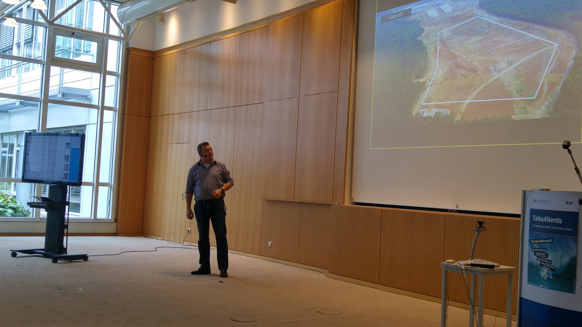 Sche_mi's tweet photo. AZURE mit Stefan Böhler #talks4nerds mit #Kubernetes #Docker #hybridcloud #office365 #Azure #WindowsServer #DevTestLab @ruv_de https://t.co/JMjHNk7zNa