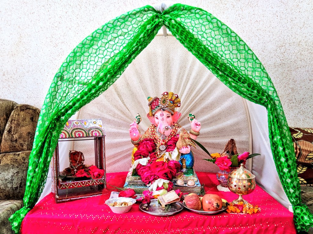 iamabbhatti's tweet photo. विघ्नेश्वराय वरदाय सुरप्रियाय लम्बोदराय सकलाय जगद्धितायं।
नागाननाय श्रुतियज्ञविभूषिताय गौरीसुताय गणनाथ नमो नमस्ते॥
ગણેશ ચતુર્થી ની ખુબ ખુબ શુભેચ્છાઓ 🙏🏼😊
@sofctindia #sofct
#GanpatiBappaMorya
#GaneshChaturthi #HappyGaneshChaturthi https://t.co/BzMMAzVOA4