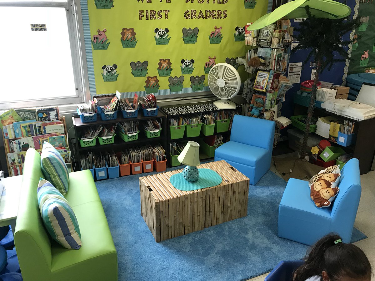 strongspeech's tweet image. Obsessed with this reading corner @chrissiearico designed! It’s comfy, vibrant and makes me want to curl up with a good book 😍 #WHES #NRCSDchat #NRNT1819