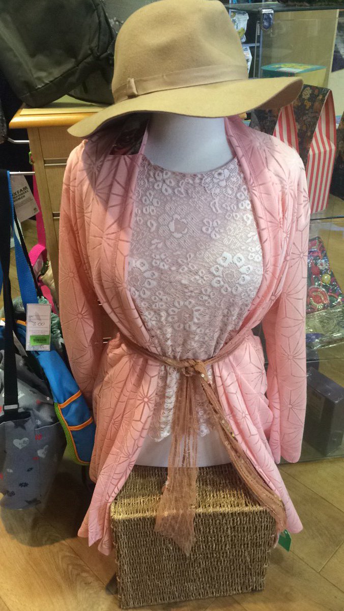 DeliaCazzato's tweet image. Ooh it's glorious so why wear drab colours 😘who's want to dress like a Grey Tory 🤣🤣🙃 #ColourfulClothes at @oxfampinner #ChicPeeps #AutumnShades