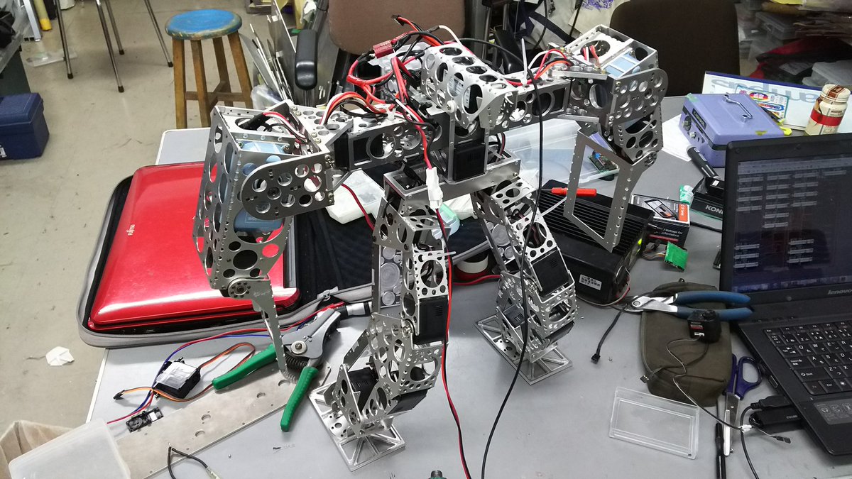 angelbeatus_tk's tweet image. 前のロボファイトに間に合わなかった3kg級二足歩行ロボット、“シュツルム・クリーガー” 
本日、ようやくバトル待機ポーズまでもってこれました。まずは電通の練習会に間に合うようがんばります。