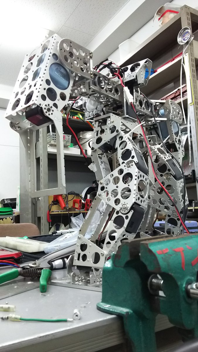 angelbeatus_tk's tweet image. 前のロボファイトに間に合わなかった3kg級二足歩行ロボット、“シュツルム・クリーガー” 
本日、ようやくバトル待機ポーズまでもってこれました。まずは電通の練習会に間に合うようがんばります。