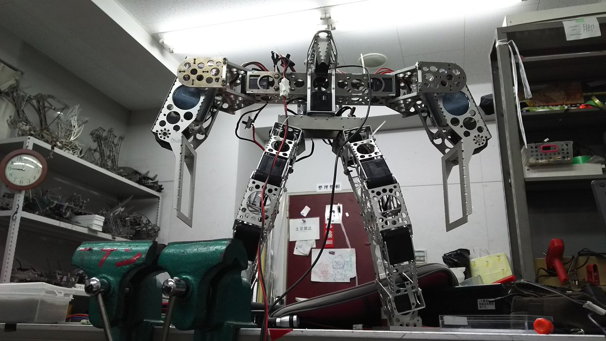 angelbeatus_tk's tweet image. 前のロボファイトに間に合わなかった3kg級二足歩行ロボット、“シュツルム・クリーガー” 
本日、ようやくバトル待機ポーズまでもってこれました。まずは電通の練習会に間に合うようがんばります。