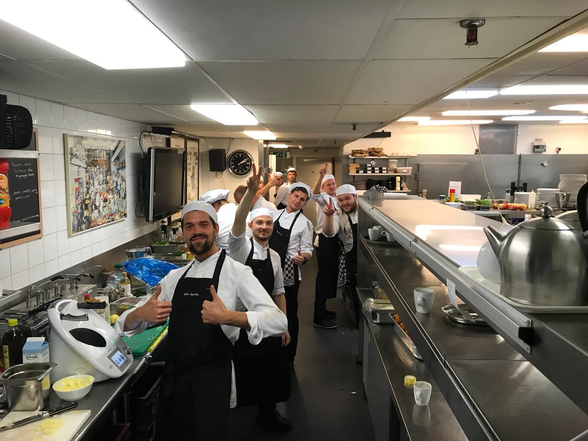 Papendal (@papendal) on Twitter photo Voorbereidingen Prinsjesdiner vanavond: onze koks <a href="/erikETEV/">Erik te Velthuis</a> en <a href="/Robberthul1/">Robbert Hulsteijn</a> koken in Den Haag met jonge topkoks 👨🍳 van de <a href="/CSANijmegen/">CSA Nijmegen</a> voor 125 aansprekende genodigden uit overheid, onderwijs & bedrijfsleven! #prinsjesfestival #provinciegelderland Voorbereidingen Prinsjesdiner vanavond: onze koks <a href="/erikETEV/">Erik te Velthuis</a> en <a href="/Robberthul1/">Robbert Hulsteijn</a> koken in Den Haag met jonge topkoks 👨🍳 van de <a href="/CSANijmegen/">CSA Nijmegen</a> voor 125 aansprekende genodigden uit overheid, onderwijs & bedrijfsleven! #prinsjesfestival #provinciegelderland
