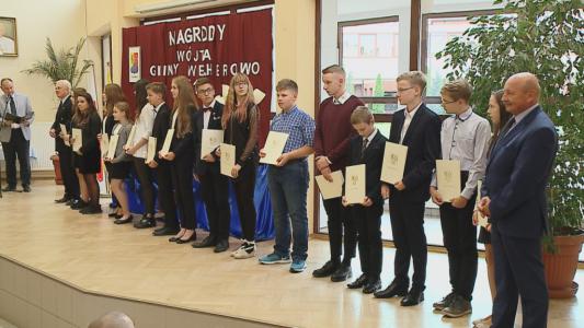 FmNorda's tweet photo. Poznaliśmy laureatów nagród wójta Gminy #Wejherowo, które przyznawane są za za wybitne osiągnięcia w nauce, kulturze i sporcie https://t.co/95I5kt15OK https://t.co/2QFtDI8bJ5