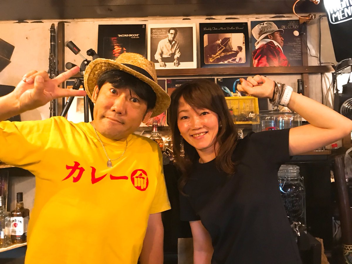 glglwakye's tweet photo. ラジカンカレーフェスタに出陣決定‼️

北鈴蘭台アオイビン&amp;ブルービー

真ん中にご飯の防波堤スタイル

一口食べるとチキンの味に甘さ広がり、パンチがある粗く挽いたスパイスが美味い

ほんまここのスパイスがやみつきになるで〜

#ラジカン https://t.co/GUMx8MYU1i