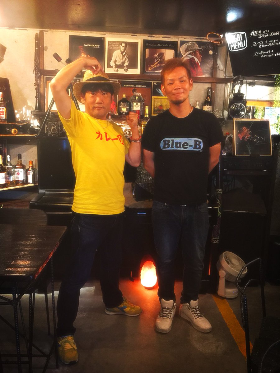 glglwakye's tweet photo. ラジカンカレーフェスタに出陣決定‼️

北鈴蘭台アオイビン&amp;ブルービー

真ん中にご飯の防波堤スタイル

一口食べるとチキンの味に甘さ広がり、パンチがある粗く挽いたスパイスが美味い

ほんまここのスパイスがやみつきになるで〜

#ラジカン https://t.co/GUMx8MYU1i