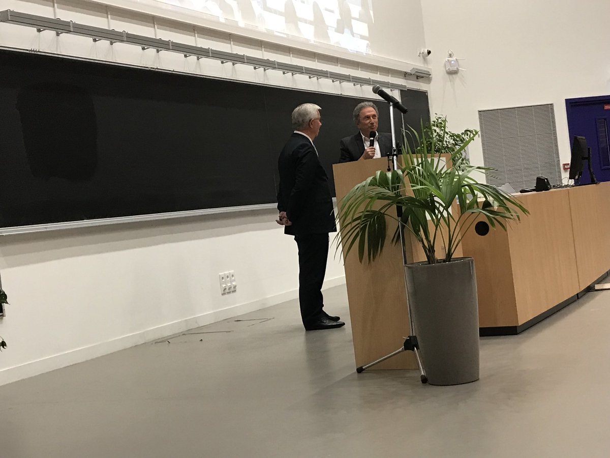 Matt_Calafiore's tweet photo. Aujourd’hui @medecine_Ulille reçoit le parrain de la promotion MED3 2018-2019 : Michel Drucker https://t.co/TrFcptBbkz