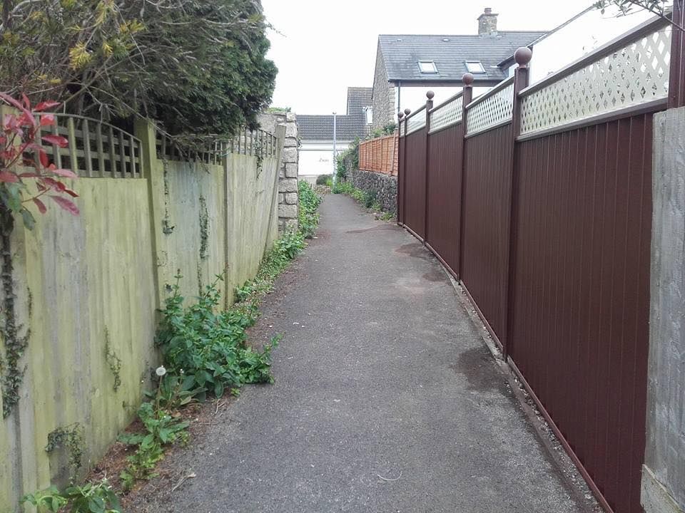 ColourfenceLtd's tweet image. We know which side we prefer! The one on the right was fitted by our skilled team in #Teesside! If you&apos;d like to find out more then get in touch with them: bit.ly/2x4qQOK @colourfence_ts #TeesTime #Garden #BizHour