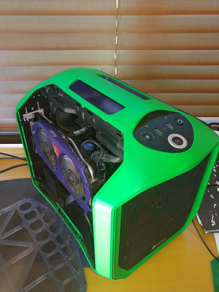 bothamichael's tweet photo. @UFDisciple #UFDrigs 
Core i5 4670k
16gb corsair 1866mhz
Custom corsair 380t
Custom msi gtx 780ti https://t.co/z22axYZTtE