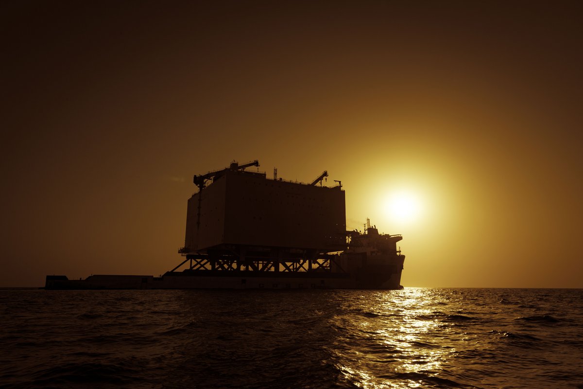 TenneT_Germany's tweet photo. #BorWin gamma ganz romantisch auf Reisen: Unsere Konverterplattform passiert mit ~12 Knoten Geschwindigkeit den Golf von Oman. https://t.co/RkQFScSTYV #BorWin3 #Offshore #Energiewende https://t.co/dQULfaeP23