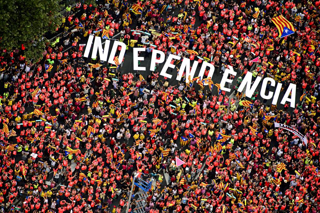 ⬛️⬜️🚩 Reconstruïm la gran onada de la Diada per la República catalana!
👉Ajudeu-nos a reunir tot el material possible per reviure-la!
☝️A partir de les 21 h, piula amb l'etiqueta que s'anunciarà i #FemLaRepúblicaCatalana🚩 amb vídeos del moment o fotos dels teus cartells!