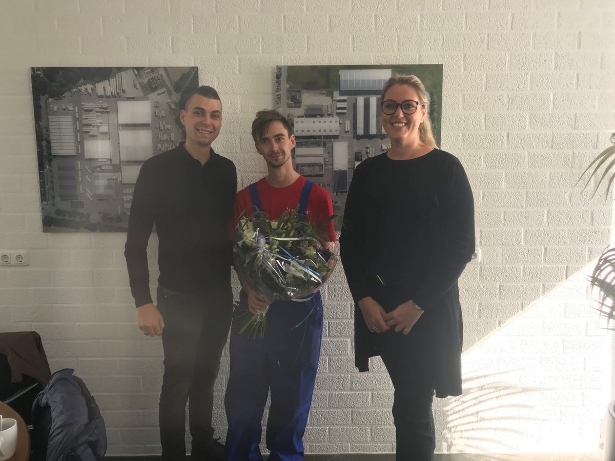 PanderLier's tweet photo. Vandaag hebben wij Raymond mogen verrassen met een mooi boeket bloemen! Doordat hij zich vanaf het begin heeft bewezen en de juiste instelling heeft getoond, heeft PKF/Post Pallets besloten om Raymond op contract te nemen! Hard werken wordt gewaardeerd! Gefeliciteerd Raymond! https://t.co/44MaWV3lmX