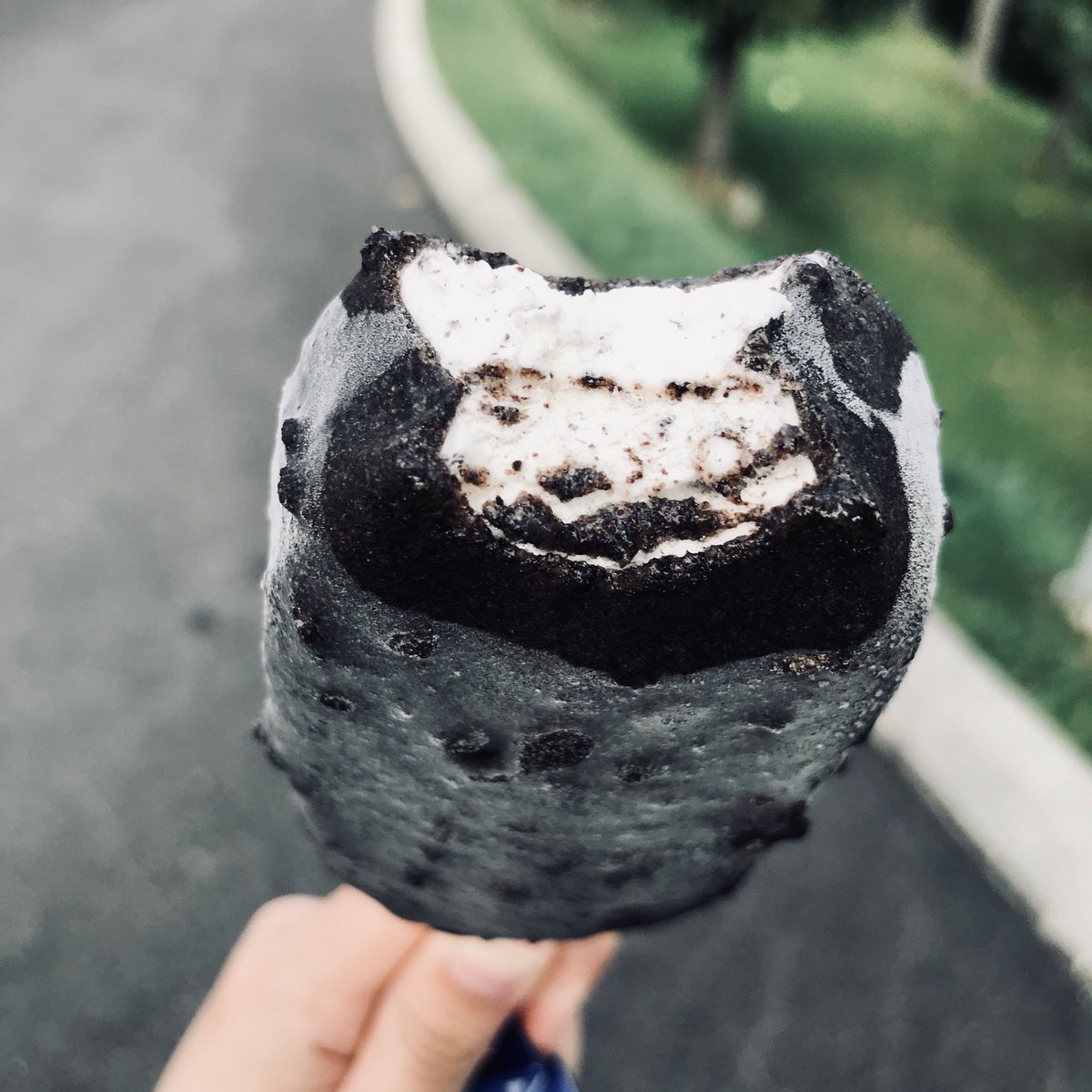 qpigeon's tweet photo. เป็นไอติมแท่งที่อร่อยที่สุดในชีวิต สีดำกรอบหวานนิดๆ ส่วนข้างในรสชาติเหมือนกับโอริโอ้คุ้กกี้แต่เปลี่ยนเป็นไอติมแทน ซึ่งมั��ดีมาก!หวานละมุนไม่เลี่ยน ขอบอกว่ารสชาติไม่เหมือนเด��ี่ควีนหรือของวอลนะ มันอร่อยกว่าเยอะ แถมไอติมแท่งใหญ่อยู่นะๆคุ้มราคา ไปกินๆๆๆ #อร่อยไปแดก #อร่อยบอกต่อ https://t.co/0ekdVezoto