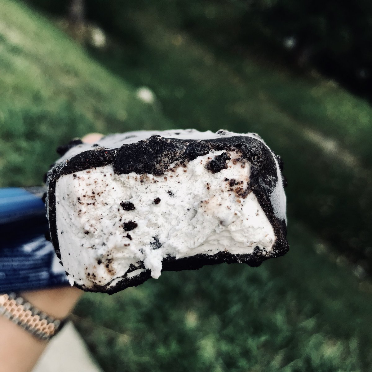 qpigeon's tweet photo. เป็นไอติมแท่งที่อร่อยที่สุดในชีวิต สีดำกรอบหวานนิดๆ ส่วนข้างในรสชาติเหมือนกับโอริโอ้คุ้กกี้แต่เปลี่ยนเป็นไอติมแทน ซึ่งมั��ดีมาก!หวานละมุนไม่เลี่ยน ขอบอกว่ารสชาติไม่เหมือนเด��ี่ควีนหรือของวอลนะ มันอร่อยกว่าเยอะ แถมไอติมแท่งใหญ่อยู่นะๆคุ้มราคา ไปกินๆๆๆ #อร่อยไปแดก #อร่อยบอกต่อ https://t.co/0ekdVezoto