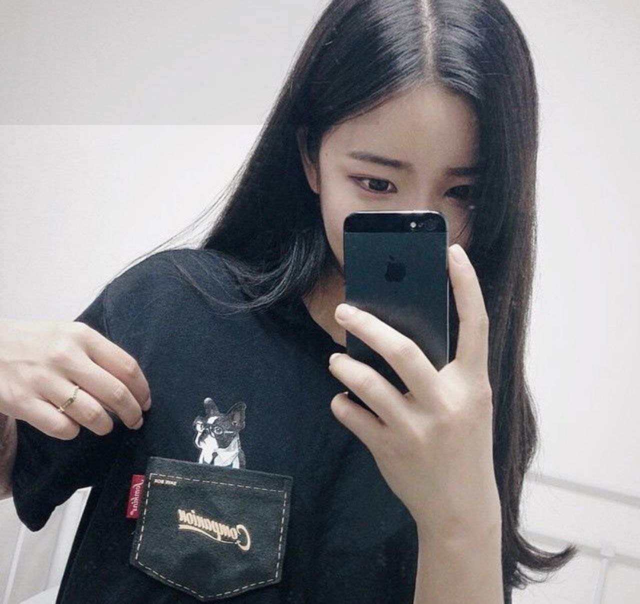 Кореянка с телефоном
