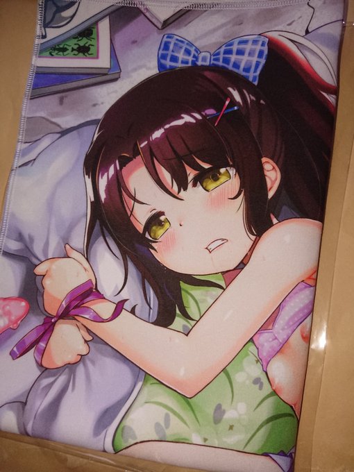 有償特典のタオルが届きましたー
自分の絵がタオルになってる(感涙)
とらのあな様では明日発売です! 
  https://t.co/Wxwe8TH2G7 