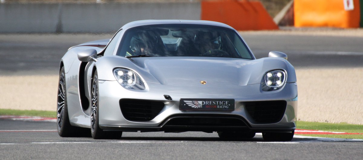 MagnyCoursTrack's tweet image. │#ROULAGE│

La #Porsche918Spyder est arrivée dans le plus grand des calmes ce matin 😉 suivie de la Ferrari 458 et des Porsche 911 GT3 RS, GT4 et 718 👍

#PrestigeMotorRacing