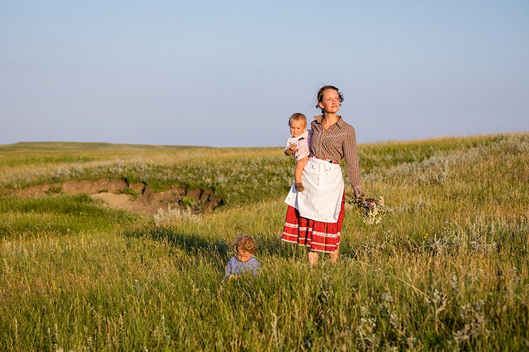 Eliza Blue channelled the music of the wildflowers when she posed for this photo recreation of Harvey Dunn's "The Prairie is My Garden."
southdakotamagazine.com/inspired-by-a-…
