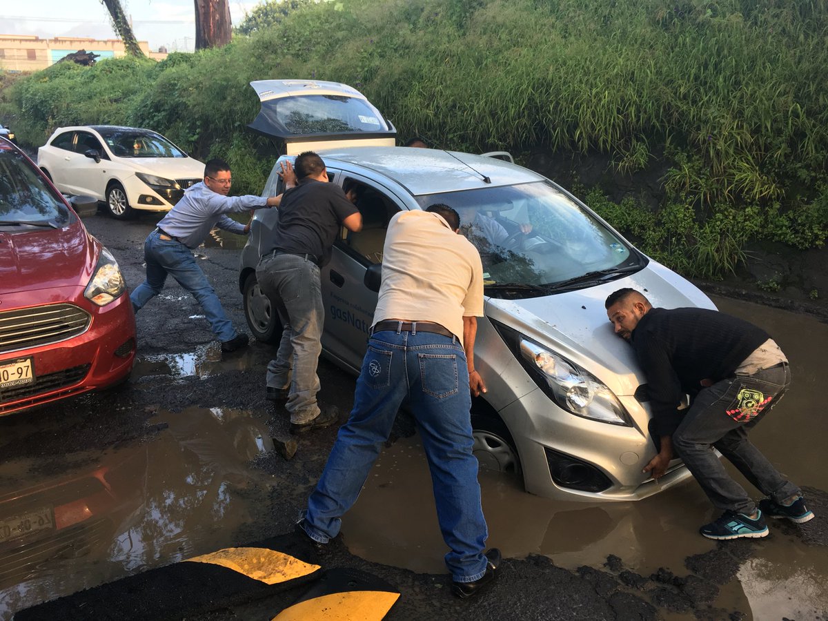 EsTamah's tweet photo. URGE MANTENIMIENTO para cubrir #baches en Calle del Río, Col. #AlceBlanco 
Solicitamos su atención lo antes posible @NaucalpanCiudad https://t.co/t8jAlTICqS