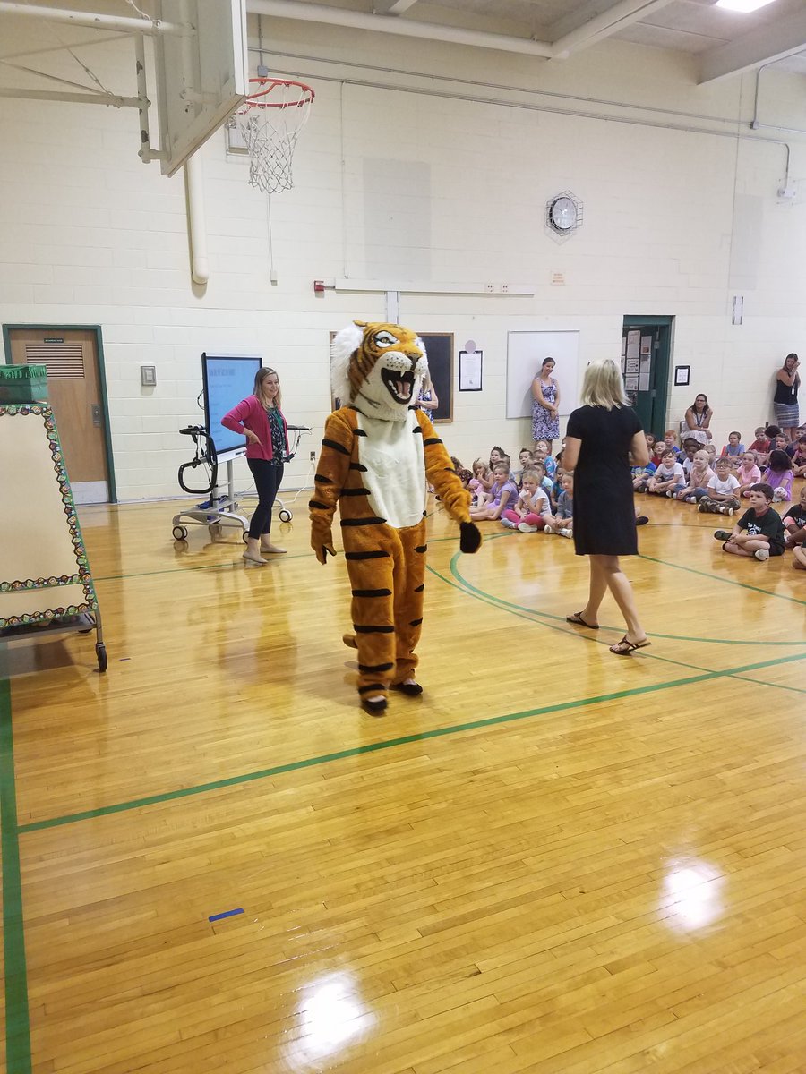 HF_Whitman's tweet photo. The Tiger came to our first All School Meeting! #HFTigerPride https://t.co/5ZuX8lqnPD