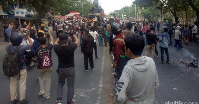 makLambeTurah's tweet photo. Kebelet Ingin Jokowi Mundur Segera, HMI Makassar Nyaris Bentrok Dengan Supporter PSM https://t.co/nvDsqGeuc2 https://t.co/Vy59FZqG9O