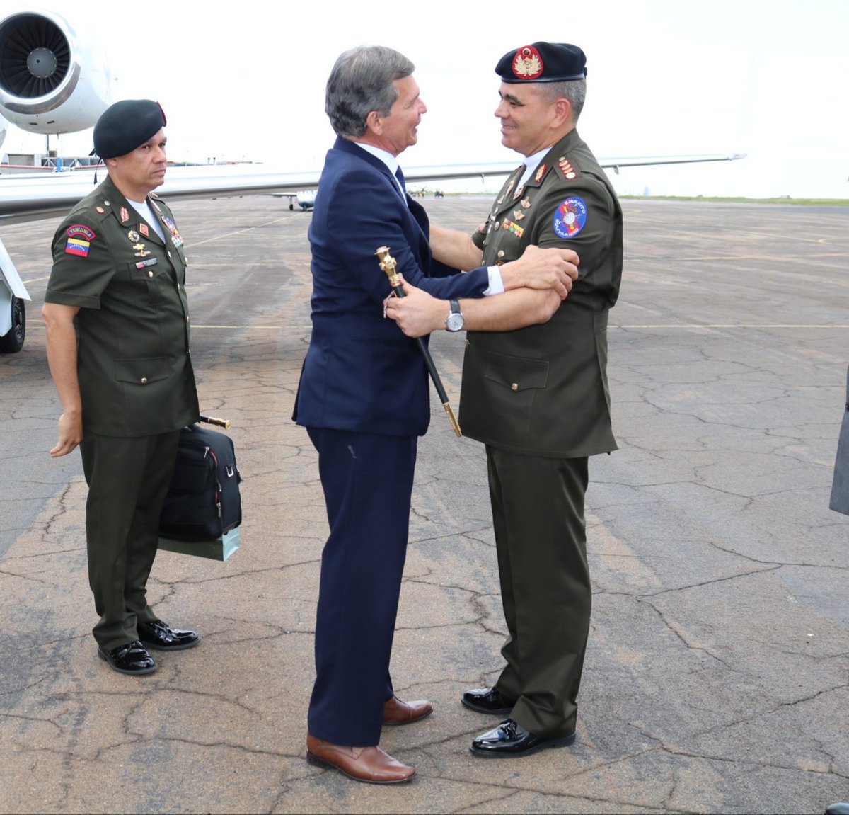 Ministros de Defensa de Brasil y Venezuela estrechan lazos de amistad y cooperación militar Dm00H57WwAEnl3x
