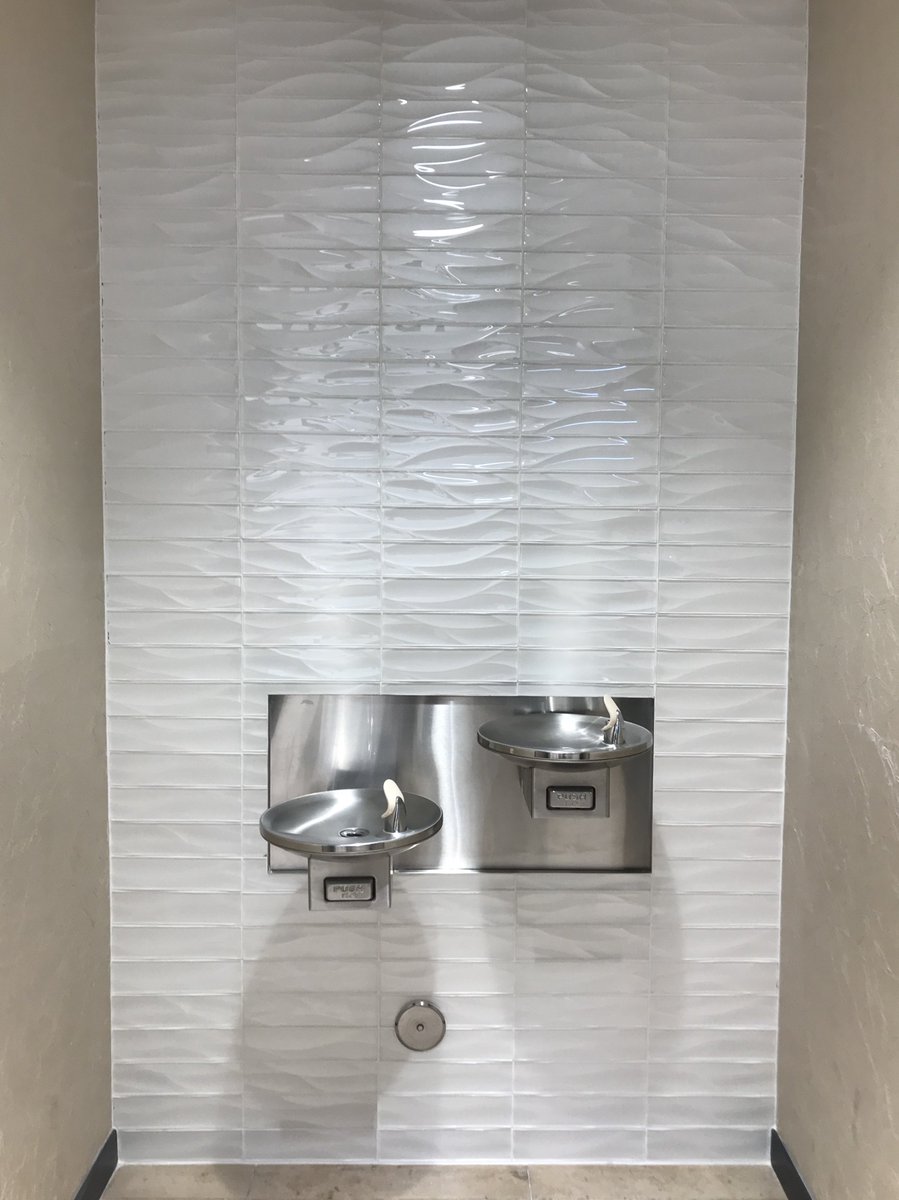 ArizonaTile's tweet image. Dunes Pearl Wave 3"x12" was recently installed in our Tempe Showroom! The Dunes series is a #glasstile that comes in a variety of colors and patterns and is a gorgeous addition to any space in your home. #backsplash #remodelinspiration #homedesign bit.ly/2liSuRQ